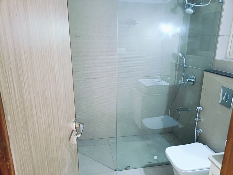 Bathroom, windsor-tower 4 Bedroom 3050 Sq.Ft. Apartment In Andheri West Mumbai 7373931