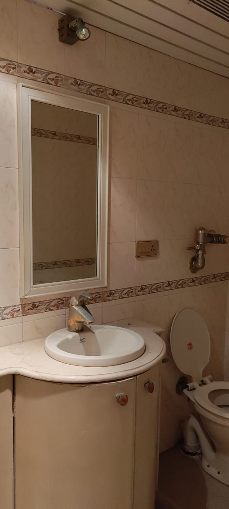 Bathroom, adinath-apartment-grant-road 2 Bedroom 950 Sq.Ft. Apartment In Grant Road Mumbai 7373969