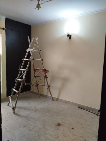 Room in 3 BHK Builder Floor at Gaurav Estates Unique Floors, Green Fields Colony – for Sale