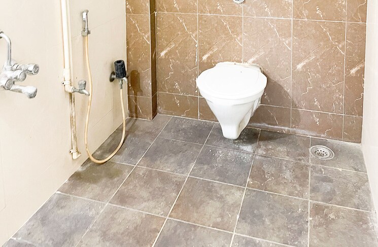 Bathroom, naupada Pg For Girls In Naupada 7375100