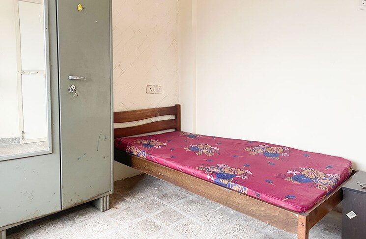 Bedroom, naupada Pg For Girls In Naupada 7375100