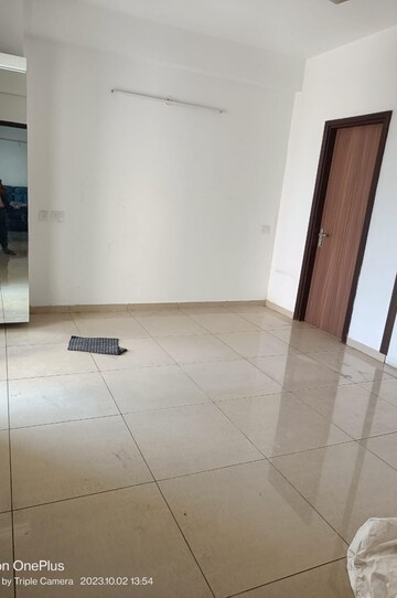 Room in 2.5 BHK Apartment at Gulshan Botnia, Sector 144 – for Sale