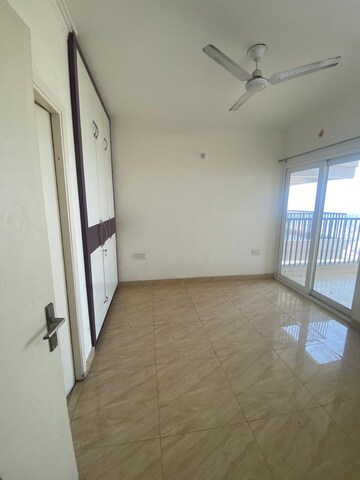 Room in 2 BHK Apartment at Gaur Yamuna City 16th Park View, Gaur Yamuna City – for Sale