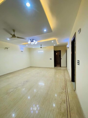 Room in 4 BHK Builder Floor at Green Fields Colony – for Sale