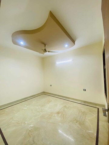 Room in 4 BHK Builder Floor at Green Fields Colony – for Sale