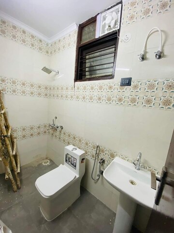 Attached Bathroom in 3 BHK Builder Floor at Green Fields Colony – for Sale