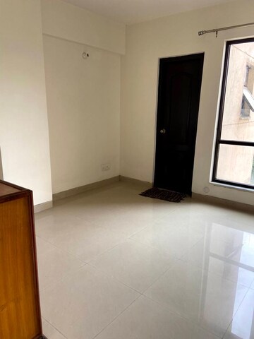 Room in 2.5 BHK Apartment at Le Solitairian City, Sector 25 Yamuna Expressway – for Sale