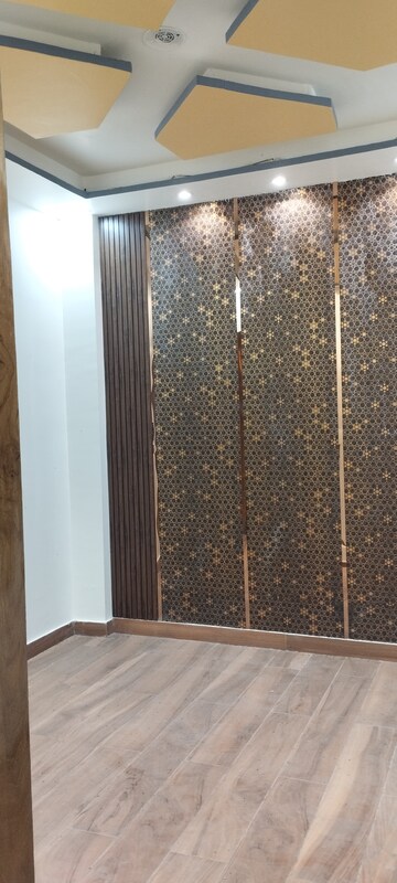 Building Lobby in 2.5 BHK Builder Floor at Shastri Nagar – for Sale
