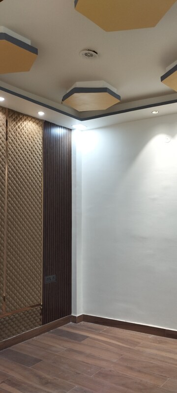 Building Lobby in 2.5 BHK Builder Floor at Shastri Nagar – for Sale