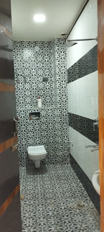Bathroom in 2.5 BHK Builder Floor at Shastri Nagar – for Sale