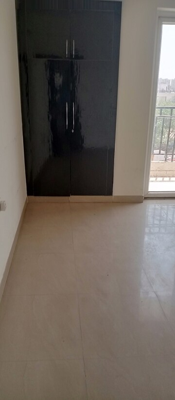 Room in 3 BHK Apartment at Mapsko Paradise, Sector 83 – for Sale