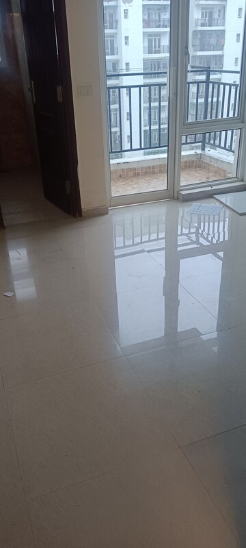Room in 3 BHK Apartment at Omaxe Waterscapes, Gomti Nagar – for Sale