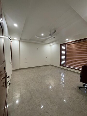 Room in 3 BHK Apartment at Vasant Kunj – for Sale