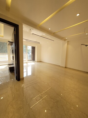 Furnished Amenities in 4 BHK Builder Floor at Vivek Vihar Phase 1 – for Sale