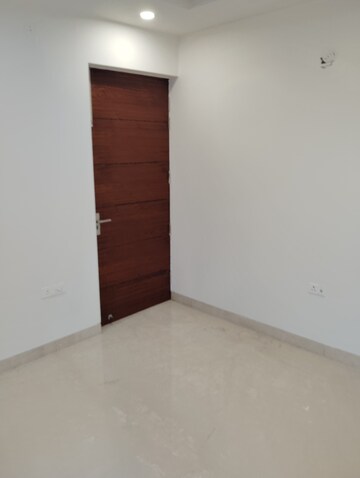 Room in 5 BHK Builder Floor at Sector 14 – for Sale