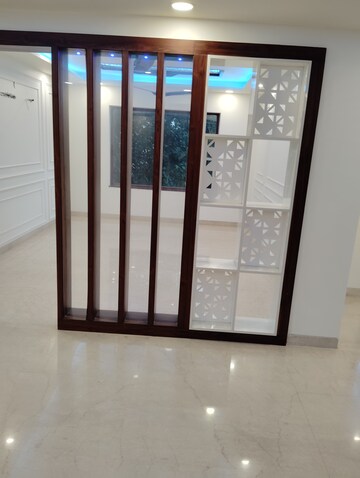 Room in 5 BHK Builder Floor at Sector 14 – for Sale