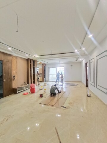 Parking in 4 BHK Builder Floor at Green Fields Colony – for Sale