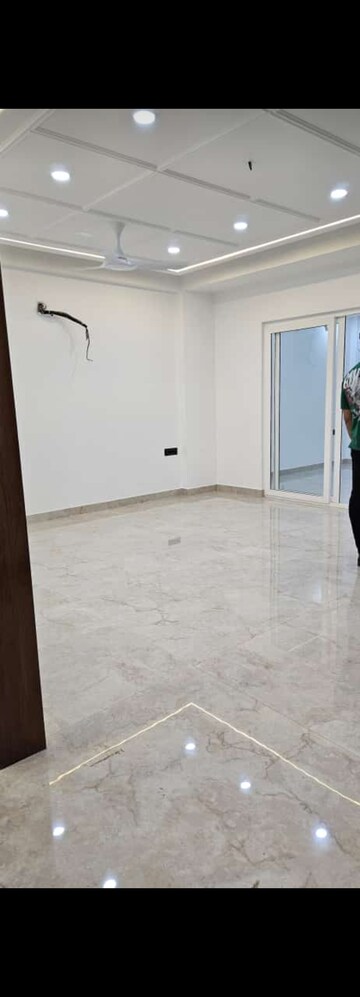 Room in 4 BHK Builder Floor at Dilshad Garden – for Sale