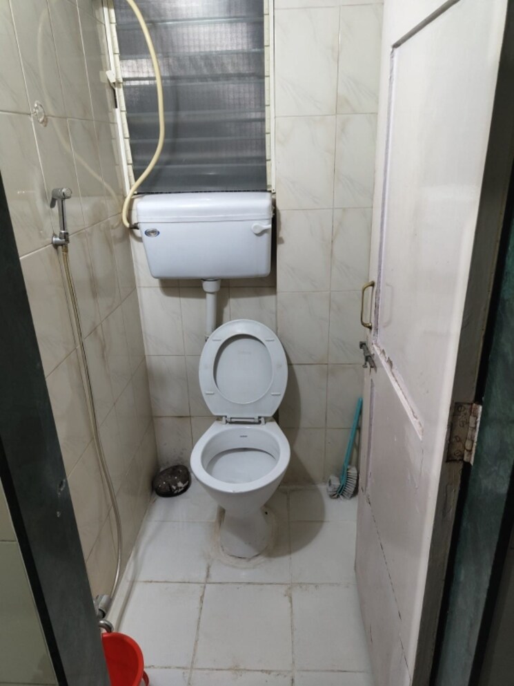 Bathroom, yash-apartments-model-colony 1 Bedroom 650 Sq.Ft. Apartment In Model Colony Pune 7383677