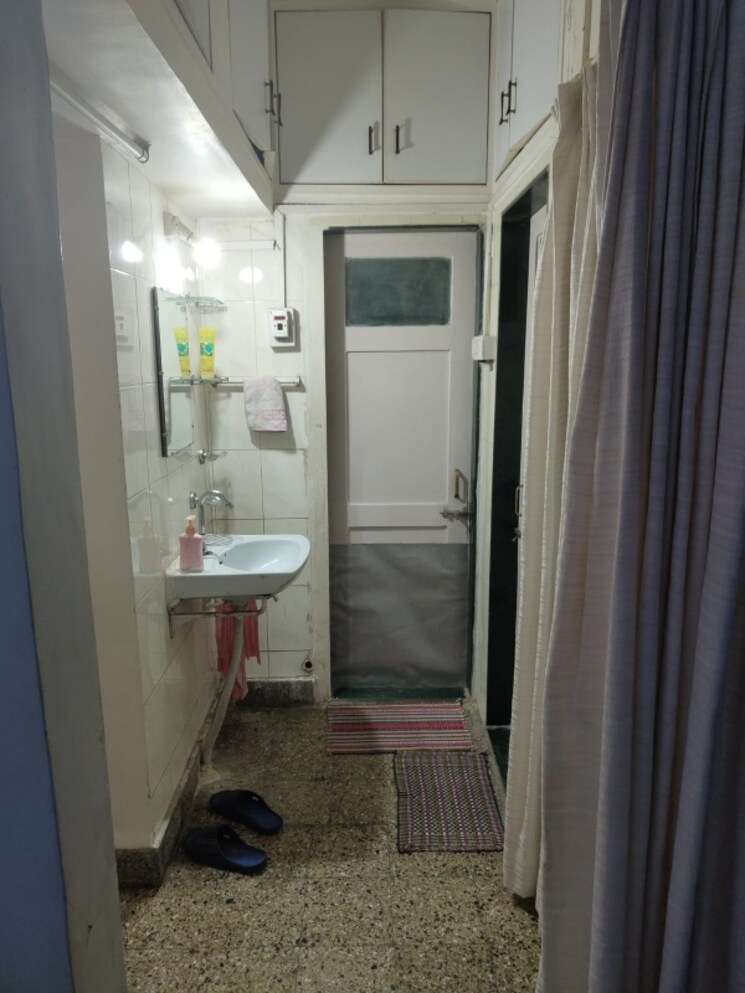 Bathroom, yash-apartments-model-colony 1 Bedroom 650 Sq.Ft. Apartment In Model Colony Pune 7383677