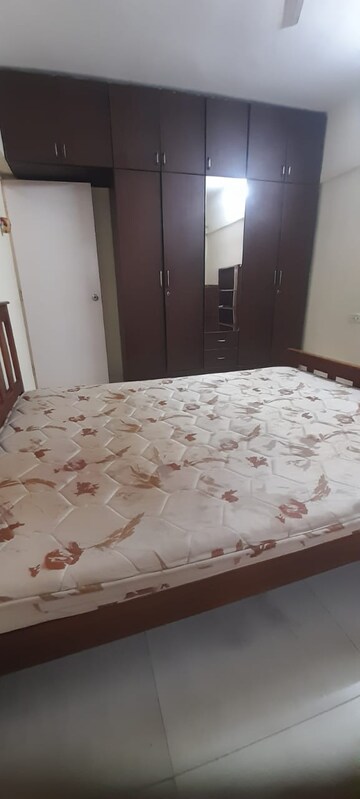 Room in 2.5 BHK Apartment at Kandivali East – for Sale