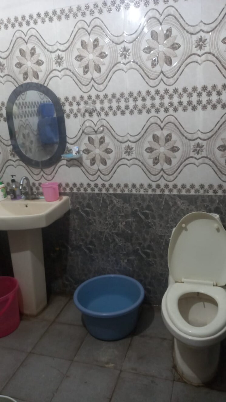 Bathroom, sector 15 2.5 Bedroom 1900 Sq.Ft. Builder Floor In Sector 15 Faridabad 7384450