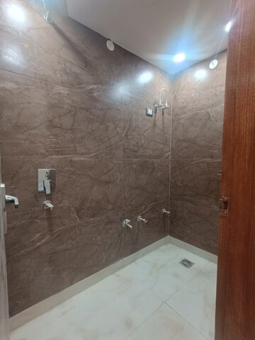 Furnished Amenities in 3 BHK Builder Floor at Uttam Nagar – for Sale