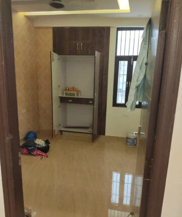 Room in 3 BHK Apartment at Pioneer Park Phase 1, Sector 61 – for Sale