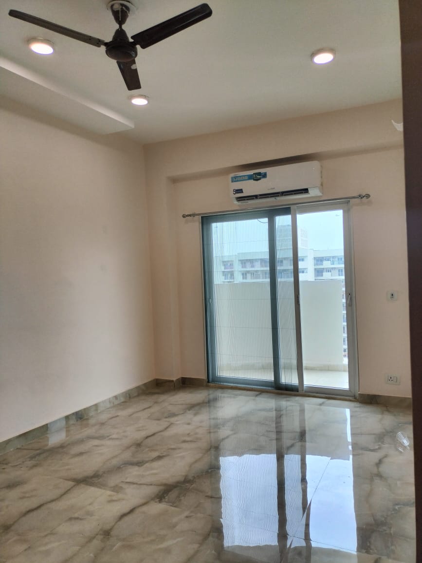 3 BHK + Pooja Room 1550 Sq.Ft. Apartment in Mahagun Moderne