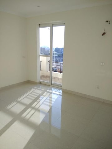 Room in 5 BHK Apartment at Transcon Flora Heights, Andheri West – for Sale