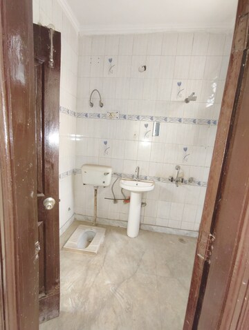 Bathroom in 3 BHK Builder Floor at Spring Field, Sector 31 – for Sale