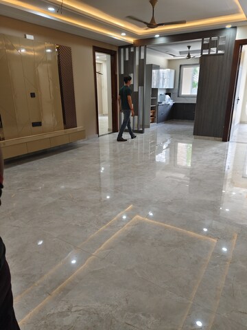 Parking in 4 BHK Builder Floor at Sector 31 – for Sale