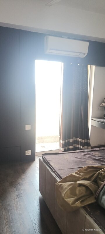 Room in 3 BHK Apartment at Paras Tierea, Sector 137 – for Sale
