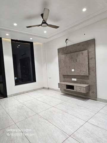 Room in 4 BHK Apartment at Igi Airport Area – for Sale