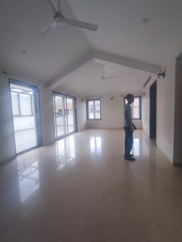 Furnished Amenities in 5 BHK Villa at Unitech The Villas, Sector 33 – for Sale