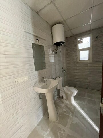 Bathroom in 3.5 BHK Apartment at Omaxe Waterscapes, Gomti Nagar – for Sale