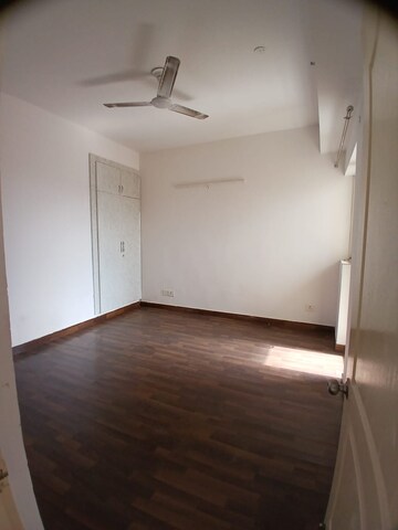 Room in 3 BHK Apartment at Paras Tierea, Sector 137 – for Sale