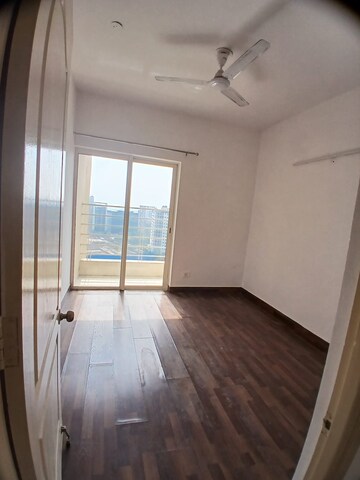 Room in 3 BHK Apartment at Paras Tierea, Sector 137 – for Sale