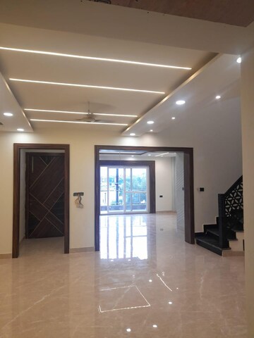 Room in 6+ BHK Independent House at Gomti Nagar – for Sale