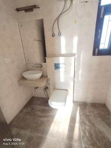 Bathroom in 4 BHK Apartment at DLF The Royalton Tower, Dlf Phase V – for Sale