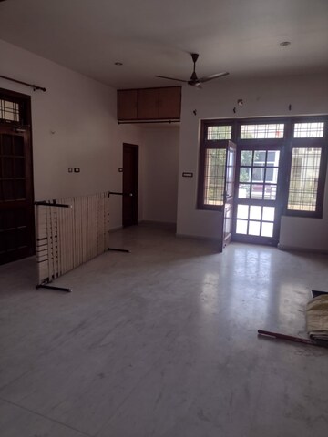 Room in 5 BHK Independent House at Gomti Nagar – for Sale