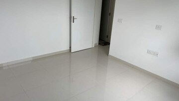 Room in 1 BHK Apartment at Amanora Gold Towers, Hadapsar – for Sale