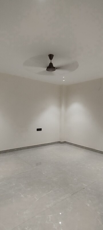 Room in 5 BHK Builder Floor at Green Fields Colony – for Sale