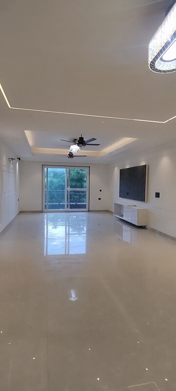 Room in 5 BHK Builder Floor at Green Fields Colony – for Sale