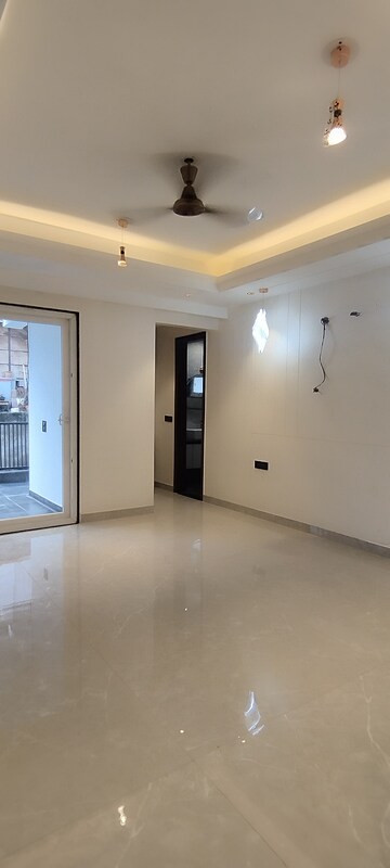 Room in 5 BHK Builder Floor at Green Fields Colony – for Sale