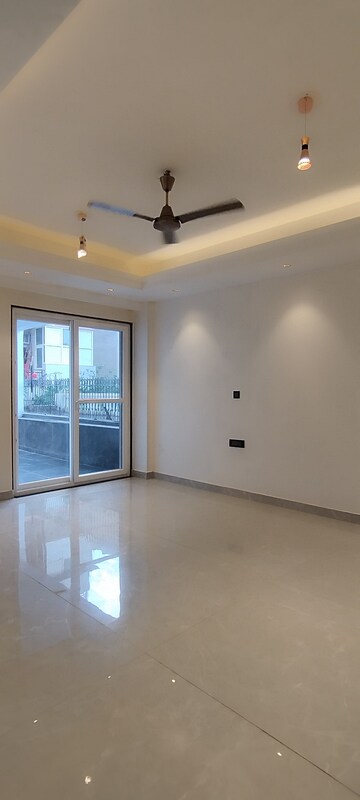 Room in 5 BHK Builder Floor at Green Fields Colony – for Sale