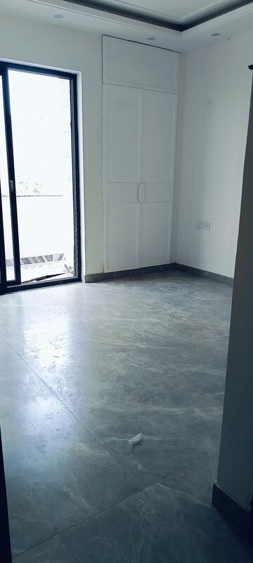 Room in 3 BHK Builder Floor at BPTP Eden Estate, Sector 81 – for Sale