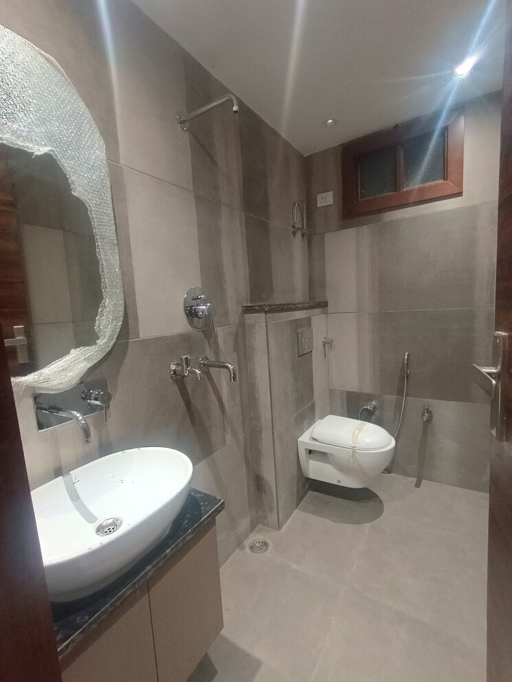 Bathroom, uttam nagar 4 Bedroom 120 Sq.Yd. Builder Floor In Uttam Nagar Delhi 7399957