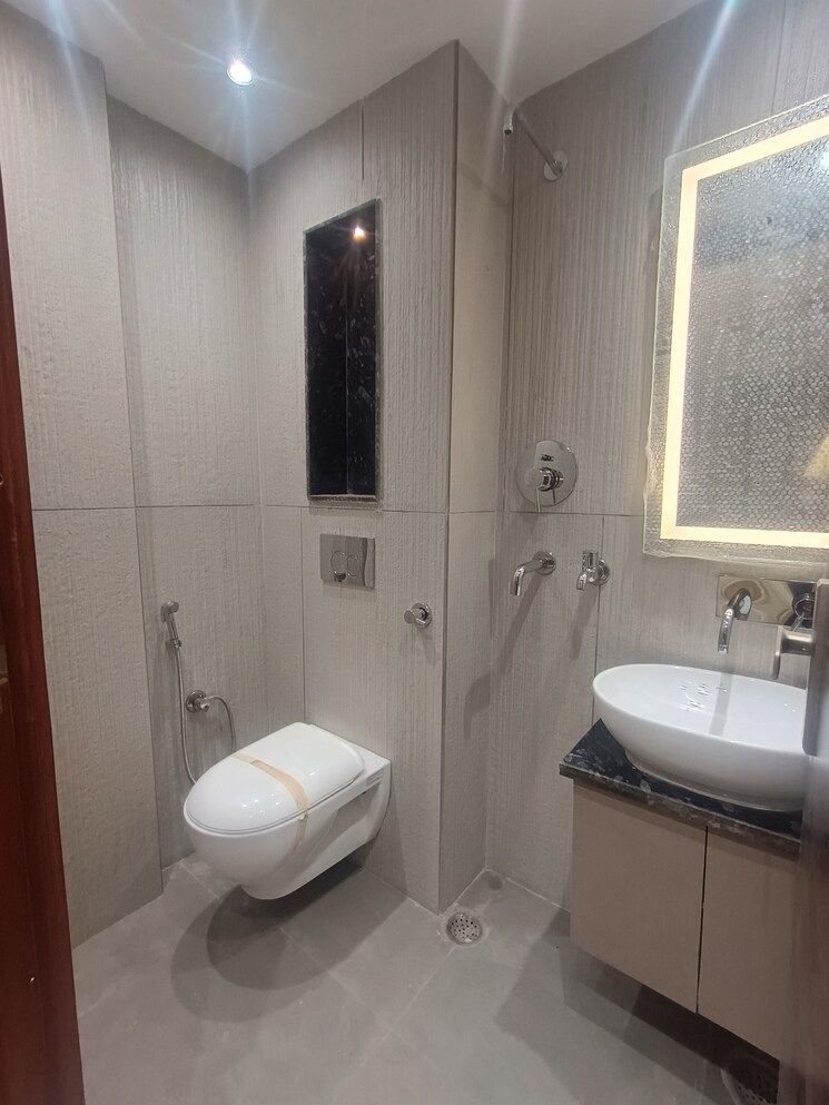 Bathroom, uttam nagar 4 Bedroom 120 Sq.Yd. Builder Floor In Uttam Nagar Delhi 7399957