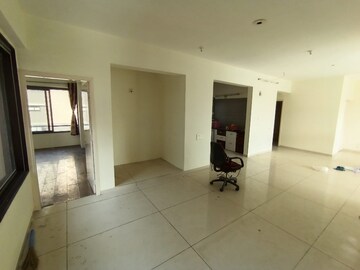 Room in 4 BHK Apartment at Vaishnodevi Circle – for Sale